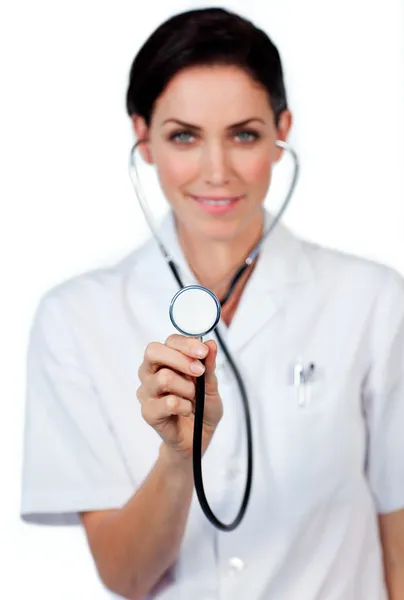 Médica sorridente mostrando um estetoscópio — Fotografia de Stock