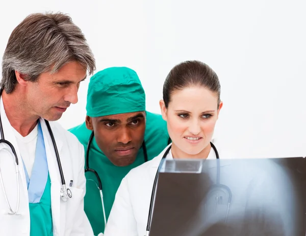 Medisch team onderzoek naar een x-ray — Stockfoto