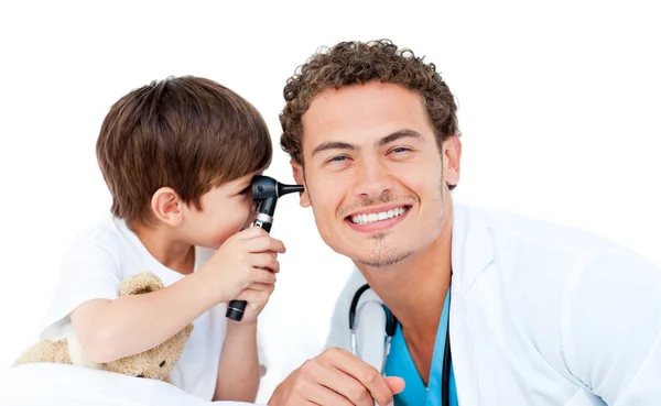 Niño pequeño revisando las orejas del doctor — Foto de Stock