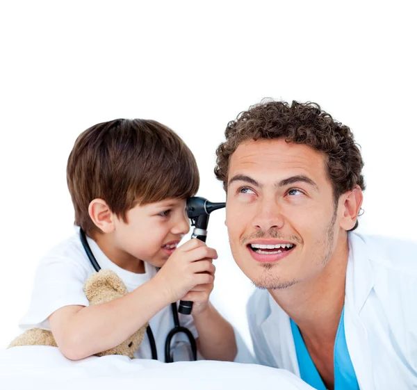 Uśmiechający się mały chłopiec bawi się lekarz — Zdjęcie stockowe