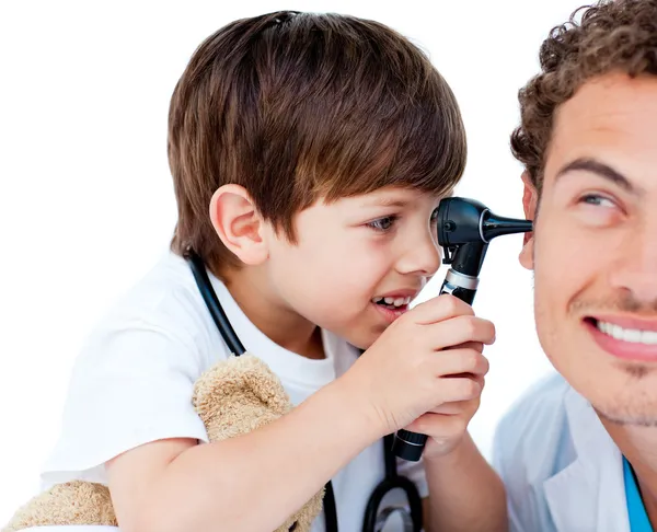 Niño lindo revisando los oídos del médico —  Fotos de Stock