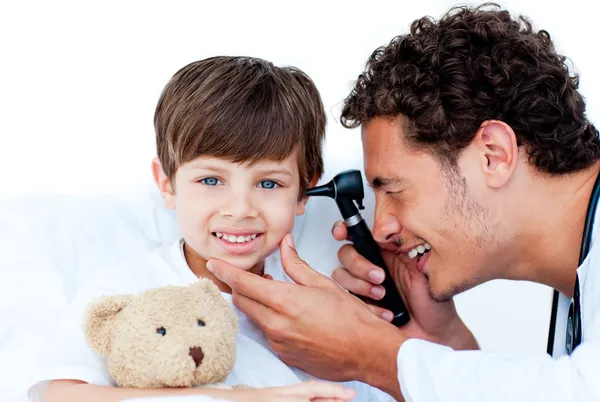 Médico sonriente examinando los oídos del paciente —  Fotos de Stock
