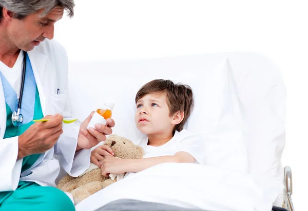 Lindo niño tomando medicina para la tos — Foto de Stock