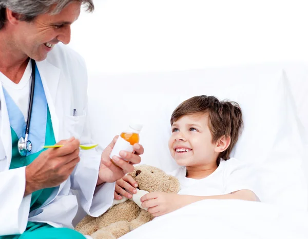 Niño sonriente tomando medicina para la tos — Foto de Stock