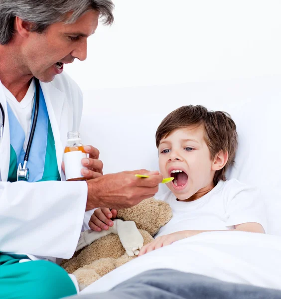기침 약을 복용 하는 어린이 — 스톡 사진