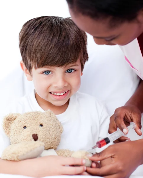 Fürsorgliche Ärztin spielt mit einem kleinen Jungen — Stockfoto