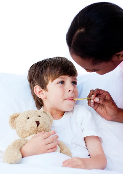 Enfermeira a tomar a temperatura da criança — Fotografia de Stock