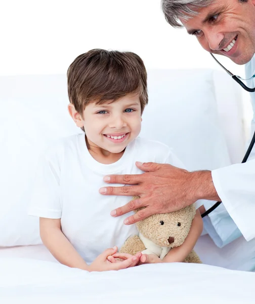 Rapazinho sorridente a assistir a um check-up médico — Fotografia de Stock