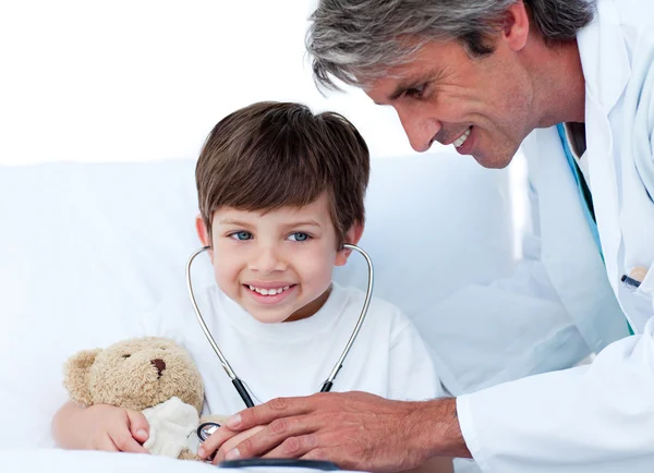 Милый маленький мальчик играет со своим доктором — стоковое фото