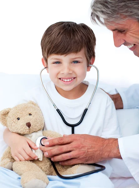 Очаровательный мальчик играет со своим доктором — стоковое фото