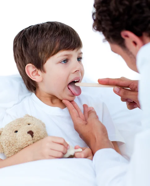 Mannelijke arts controleren kleine jongen keel — Stockfoto