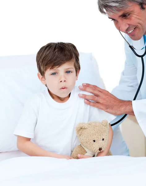 Милий маленький хлопчик відвідує медичний огляд — стокове фото