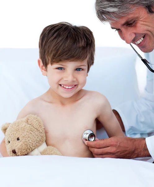 Pequeño niño asistiendo a un chequeo médico — Foto de Stock
