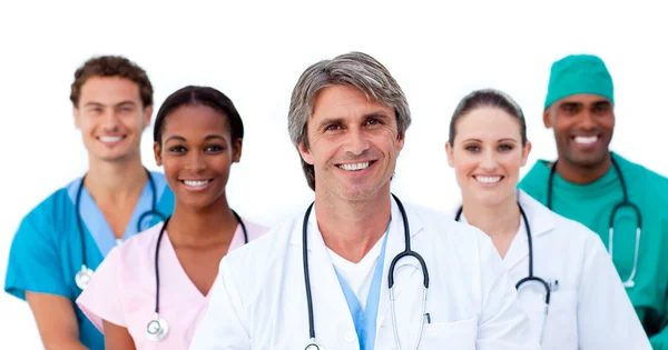 Equipo médico multiétnica sonriente — Stockfoto