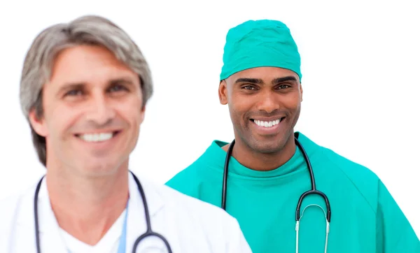 Charismatische mannelijke artsen staan in een lijn — Stockfoto