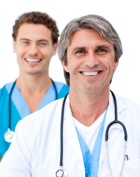 Веселые врачи-мужчины улыбаются в камеру — стоковое фото