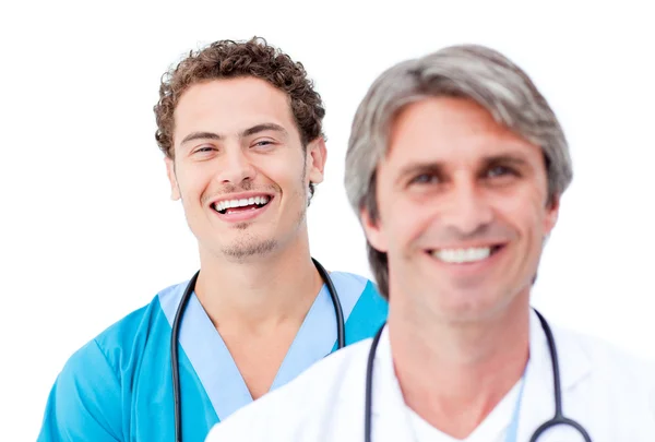 Selbstbewusste Ärzte lächeln in die Kamera — Stockfoto