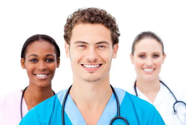Sonrientes médicos jóvenes de pie en una fila — Foto de Stock