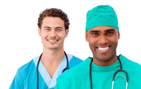 Uma equipe médica diversificada de pé em uma fileira — Fotografia de Stock