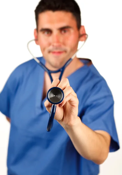Arts behandeling met een stethoscoop — Stockfoto