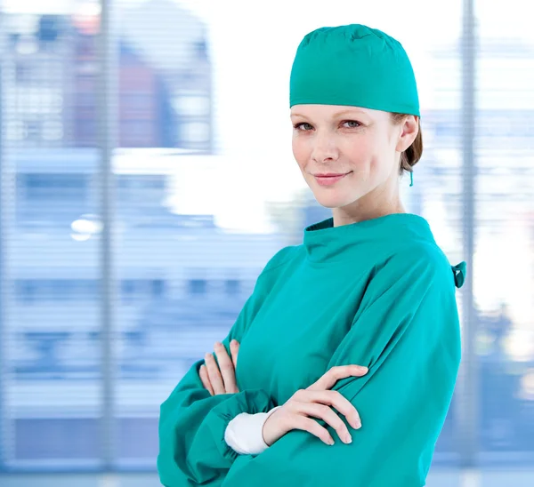 Porträtt av en attraktiv kvinnlig kirurg — Stockfoto