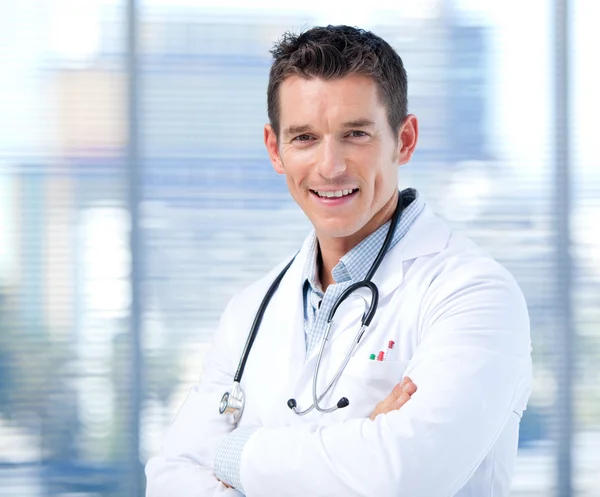 Retrato de um médico masculino confiante — Fotografia de Stock