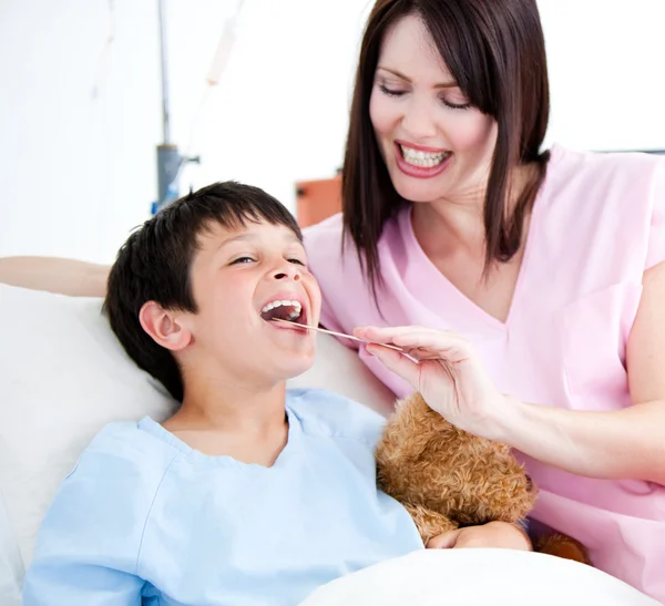 Niño alegre asistiendo a un examen médico — Foto de Stock