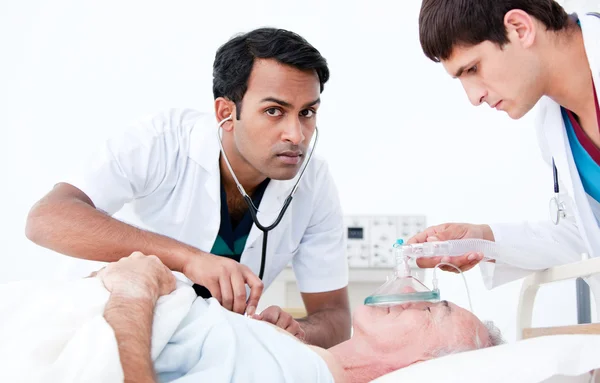 Médicos confiantes ressuscitando um paciente — Fotografia de Stock