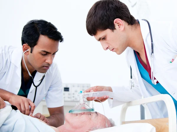 Charismatische Ärzte reanimieren einen Patienten — Stockfoto