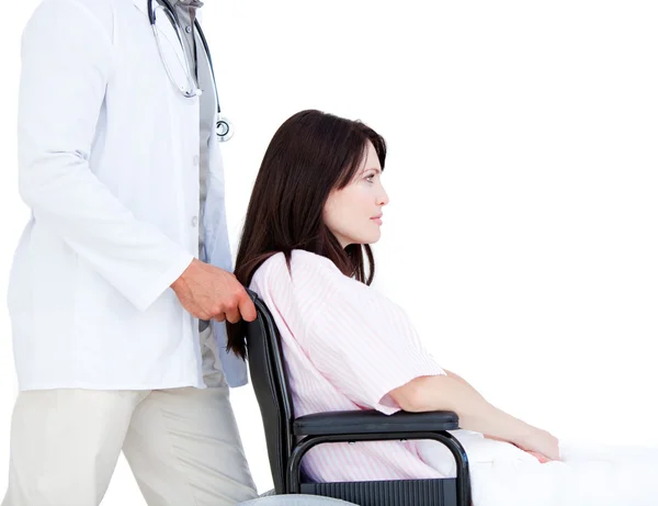 Femme bouleversée dans un fauteuil roulant avec son médecin — Photo