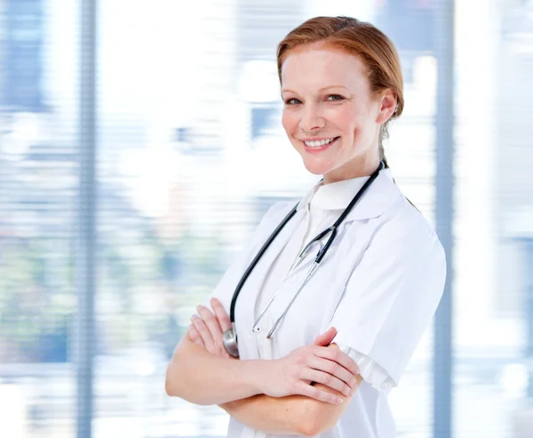 Porträtt av en positiv kvinnliga läkare — Stockfoto
