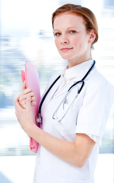 Portret van een assertief vrouwelijke arts — Stockfoto