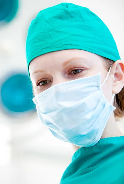 Аспіративний жіночий хірург перед втручанням — стокове фото