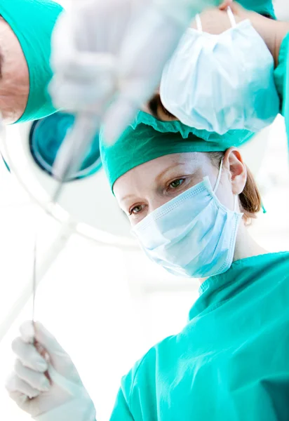 Самоуверенные хирурги во время операции — стоковое фото