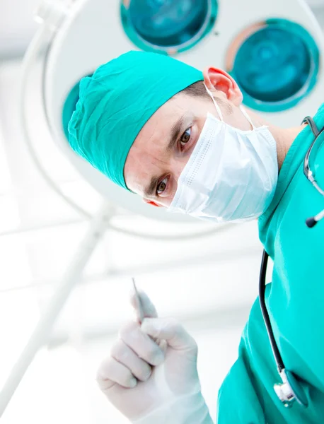 Cirurgião concentrado durante uma operação — Fotografia de Stock