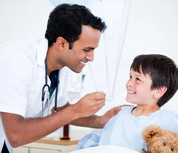 Улыбающийся больной мальчик, принимающий лекарства — стоковое фото