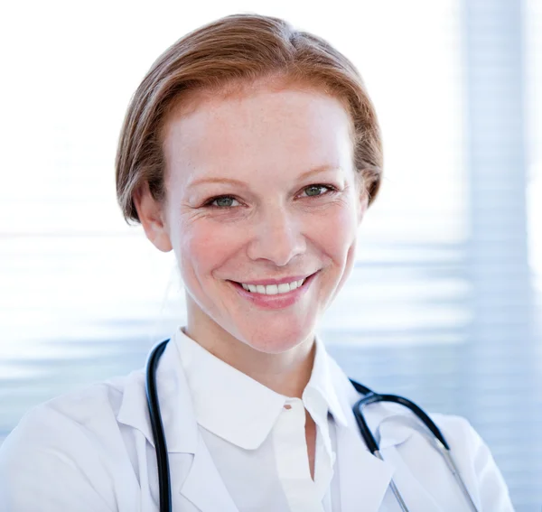 Portret van een lachende vrouwelijke arts — Stockfoto