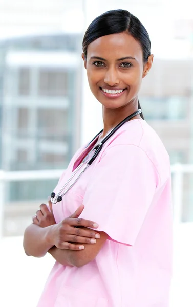 Porträt einer lächelnden afroamerikanischen Krankenschwester — Stockfoto