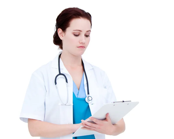 Médico femenino caucásico serio tomando notas en el pliegue de un paciente —  Fotos de Stock