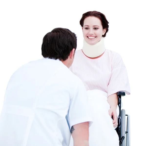 Mujer joven sonriente en silla de ruedas discutiendo con su médico — Foto de Stock