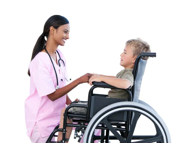 Ciute pequeño niño en silla de ruedas discutiendo con su médico —  Fotos de Stock