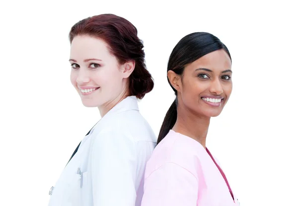Retrato de enfermeira sorridente e médico em pé — Fotografia de Stock