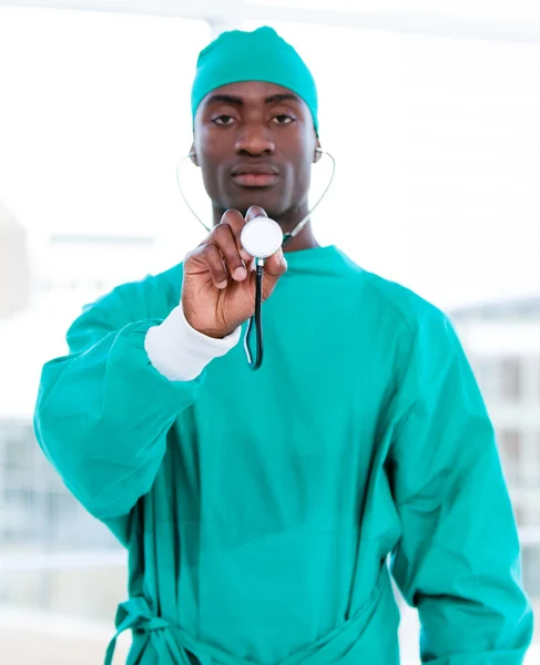Knappe mannelijke arts houden een stethoscoop — Stockfoto