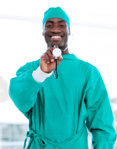 Médico varón sonriente sosteniendo un estetoscopio — Foto de Stock