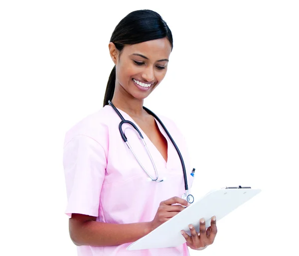 Medico radiante femminile che prende appunti nella cartella di un paziente — Foto Stock