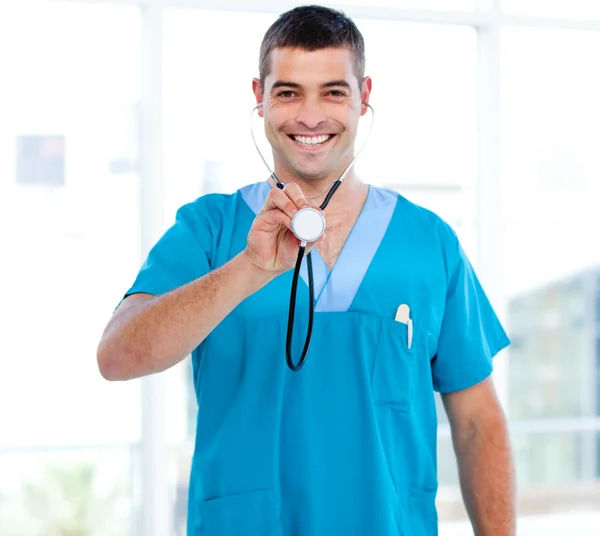 Jistý muž lékař drží stetoskop — Stock fotografie