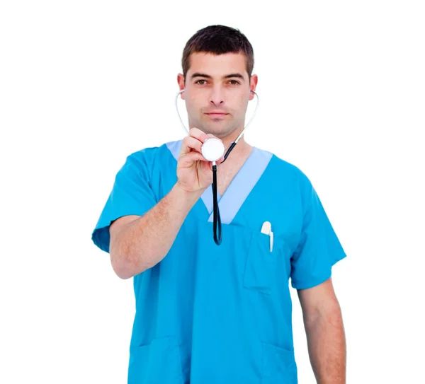 Pewny siebie lekarz mężczyzna przytrzymanie stetoskop — Zdjęcie stockowe