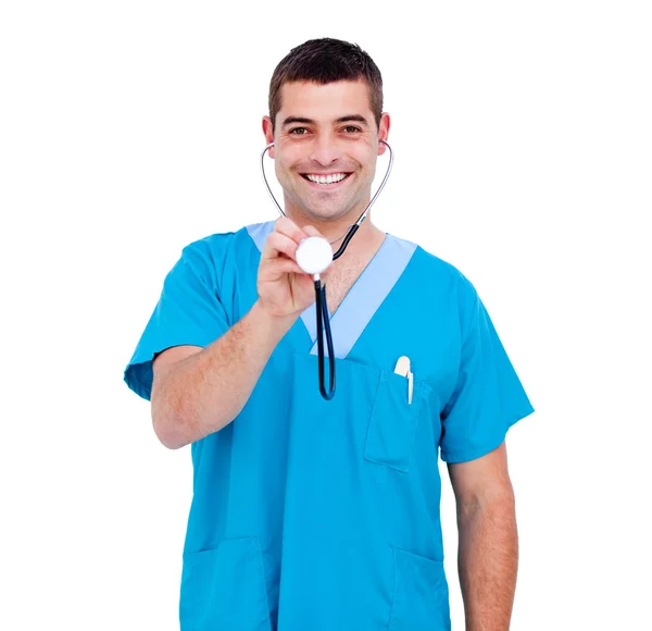 Pohledný muž lékař drží stetoskop — Stock fotografie