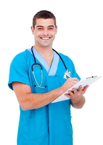 Pewny siebie lekarz mężczyzna robiąc notatki w folderze pacjenta — Zdjęcie stockowe