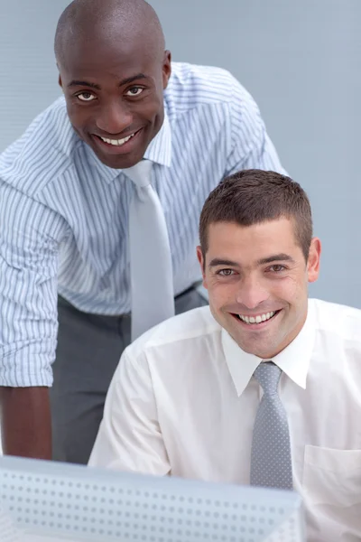 Zwei Geschäftsleute mit einem Computer im Büro — Stockfoto